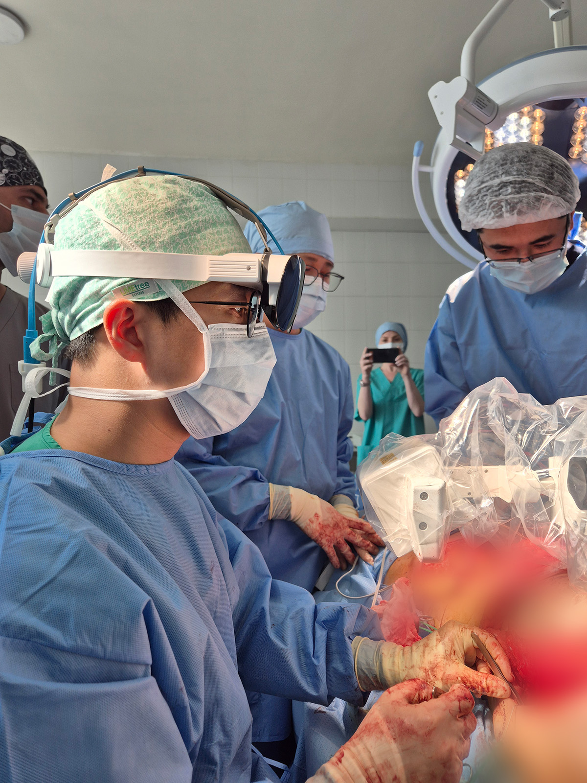 Ngày 1 – Chuẩn bị phẫu thuật và ca vi phẫu chính xác đầu tiên